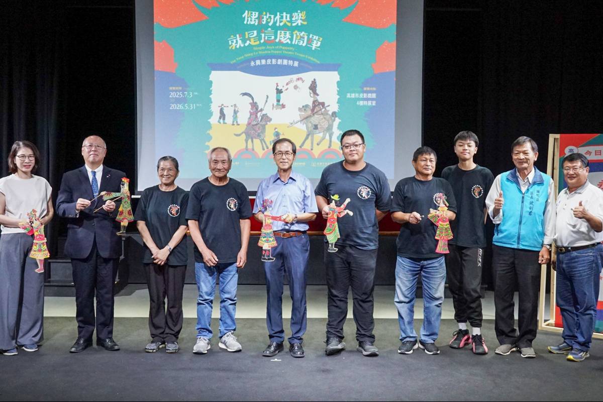 《偶的快樂就是這麼簡單》 高史博展出永興樂皮影劇團發展史。(高史博提供).