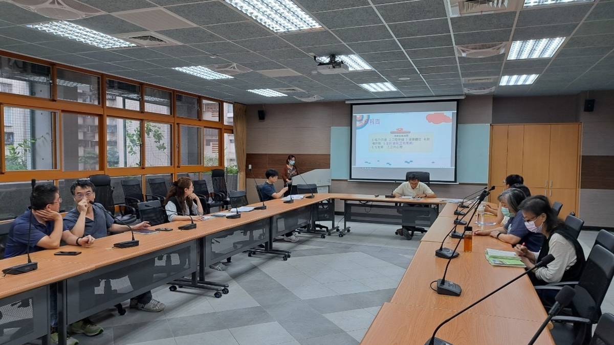 112學年度「健康促進學校輔導計畫前後測成效評價成果報告評選」-佳作-臺北市萬華區新和國民小學-健康促進及健康檢查會議

臺北市萬華區新和國小以珍惜健保 正確用藥 -推動全民健保及正確用藥素養課程及「家長是藥師」學生自主探究訪談對學童行為影響之研究獲得112學年度健康促進學校輔導計畫前後測成效評價成果報告評選的佳作。學校除了積極進行硬體設施的建置，營造安全健康的校園環境外，平時亦廣泛推展多元運動及校隊訓練，強化學生體適能基礎。教職同仁更持續觀察學童在健康議題上的學習需求，針對健康素養不足部分規劃特色課程，包含邀請藥師進行互動教學、進入班級實施潔牙宣導等措施，有效提升學生正確用藥觀念及健康行為，後測成果顯示具顯著改善效益，足見學校對於學生健康促進之重視與用心。

採訪：臺北市萬華區新和國小陳弘偉校長、時任衛生組長謝雅雯註冊組長、吳尉瑄護理師、六年三班班生李昊宸
