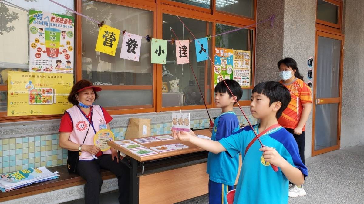 112學年度「健康促進學校輔導計畫前後測成效評價成果報告評選」-佳作-臺北市萬華區新和國民小學-園遊會營養小達人攤位