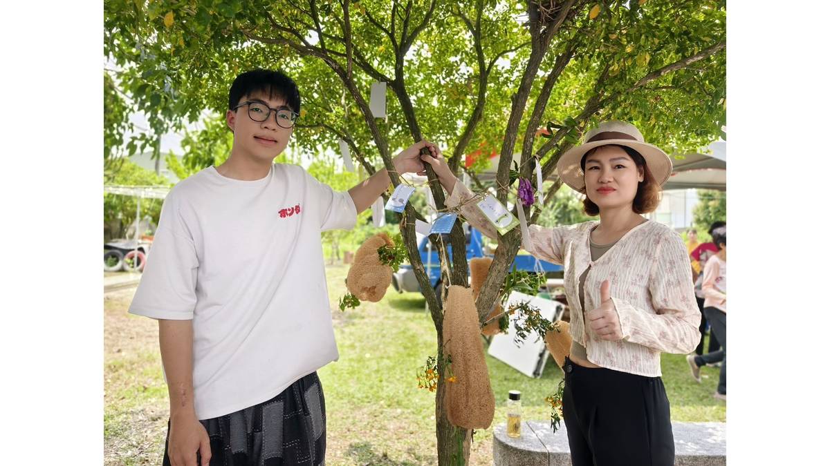 在嘉義的一個小鎮，這對母子的故事，沒有喧囂的掌聲，卻充滿了真實的溫度。(左、吳駿輝，右、吳美玲)
