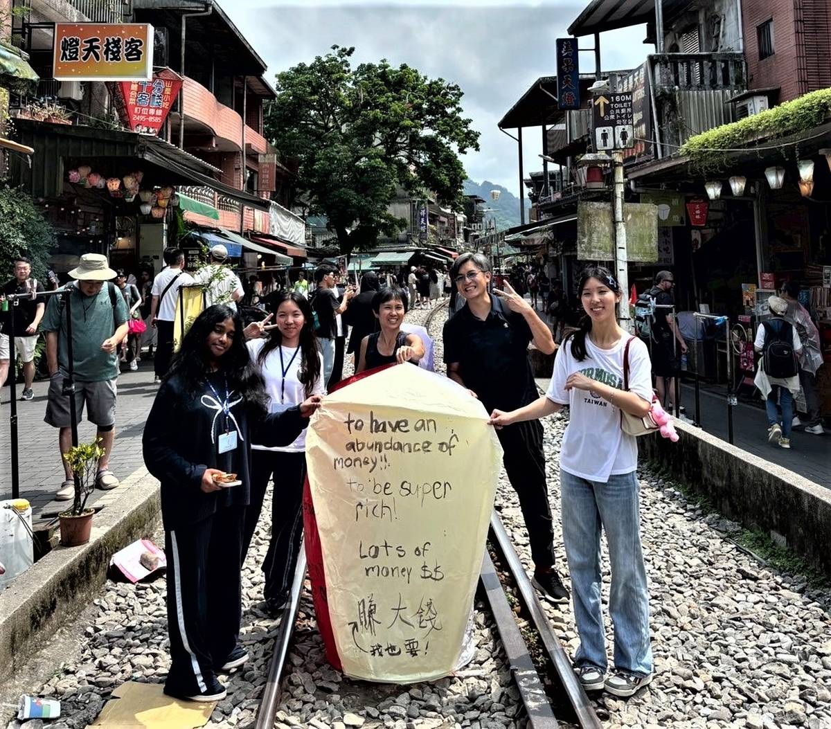 上林國小寄宿家庭帶領美國學生到十分放天燈。