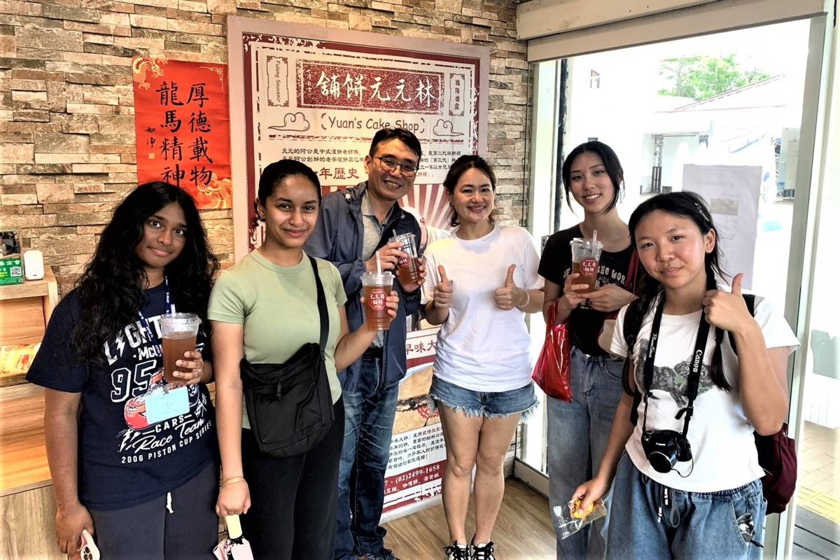 美國學生與學校共同前往幼兒園家長的餅舖參觀