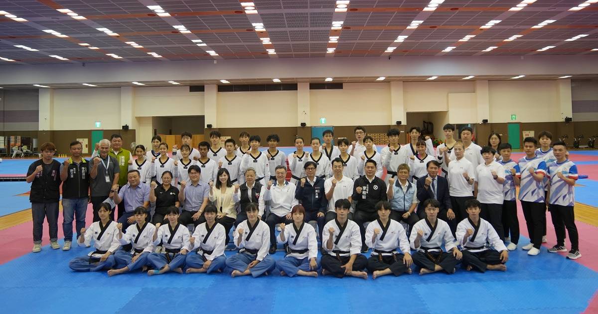 行政院卓榮泰院長（次排左6）與跆拳道隊合影，預祝本屆世大運爭金奪冠。