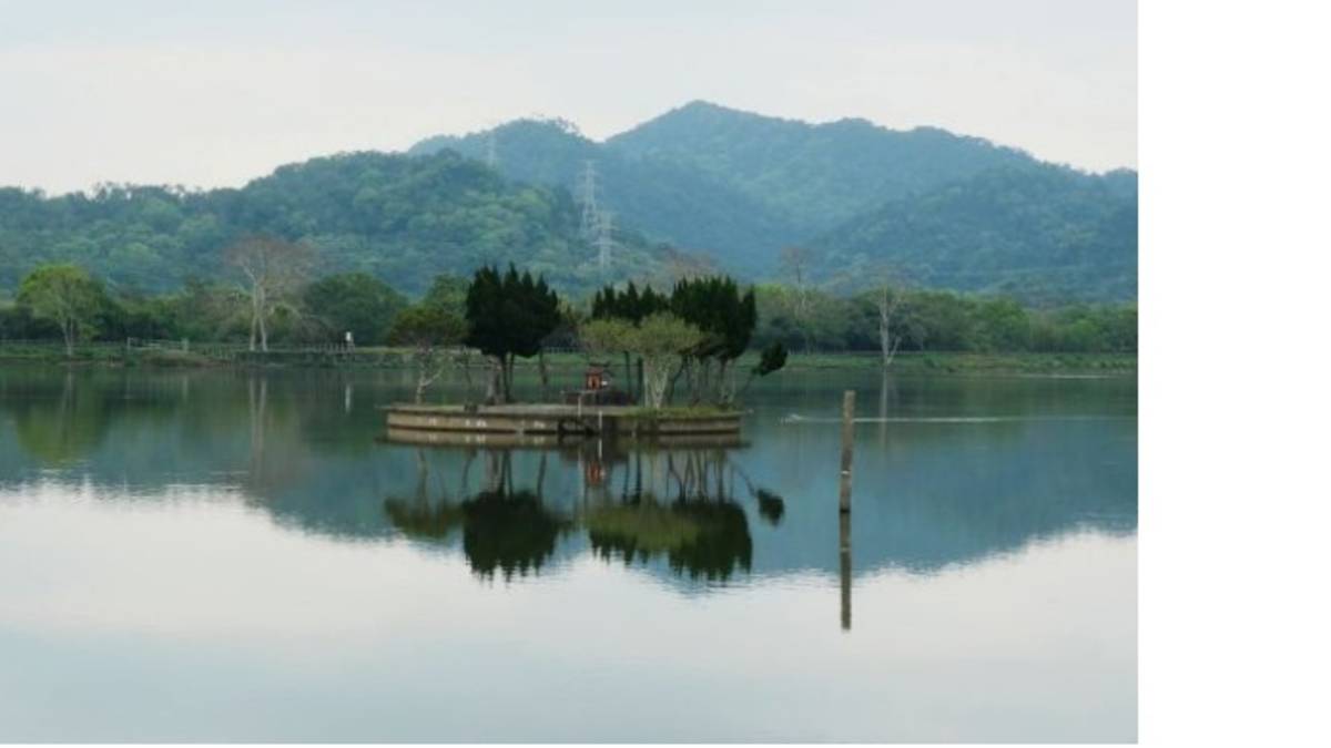 桃園大溪區新福圳一號池中的水中土地公廟，屬當地獨特的人文風景