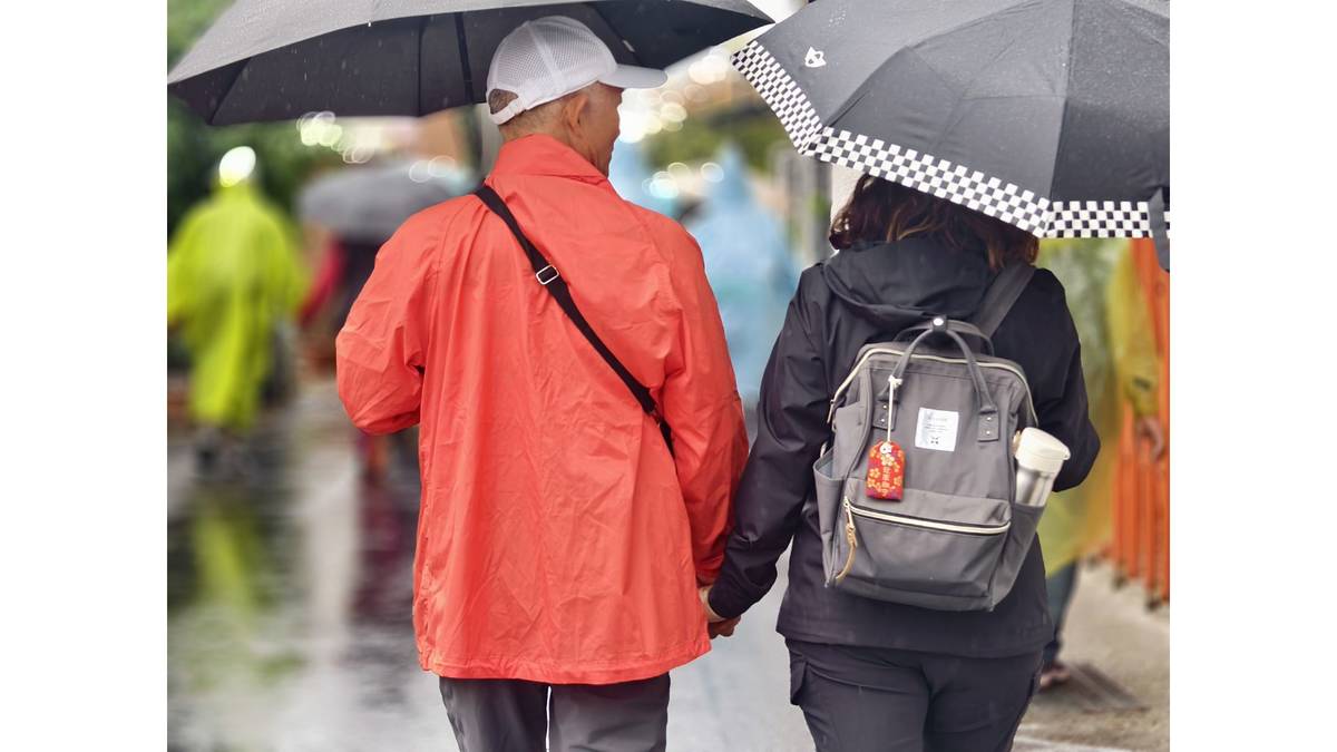 元旦卷香路輕旅 - 漫步在雨中的陳大哥賢伉儷