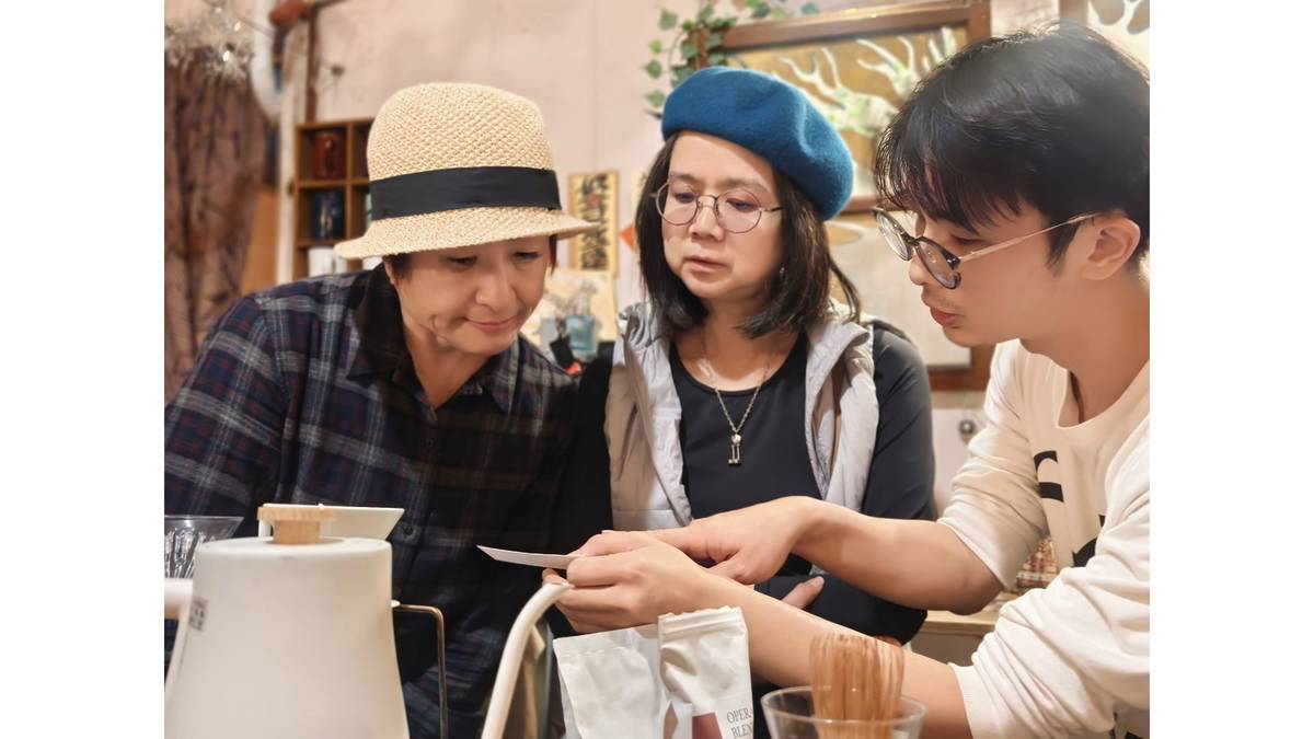 員林老樹咖啡店體驗手沖咖啡。(左一、Lucas世芬阿嬤)