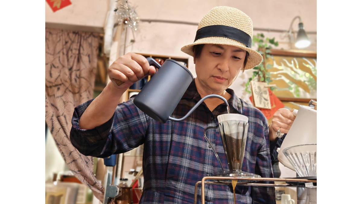 部落客 - Lucas世芬阿嬤在員林老樹咖啡店體驗手沖咖啡。