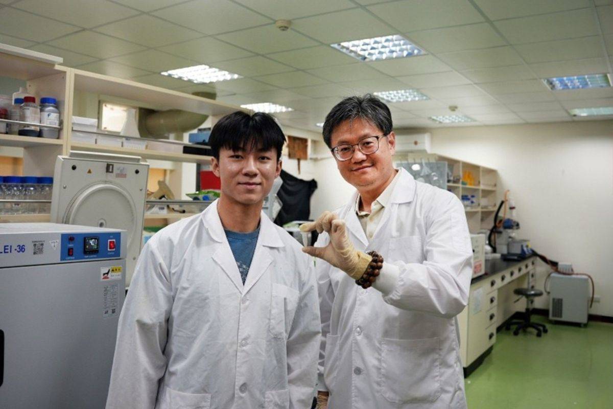 中央大學生醫系李宇翔特聘教授（右）跨域團隊建立一種安全而有效的肝纖維化動物模型，有助於慢性肝病防治與研究。(中央大學提供)