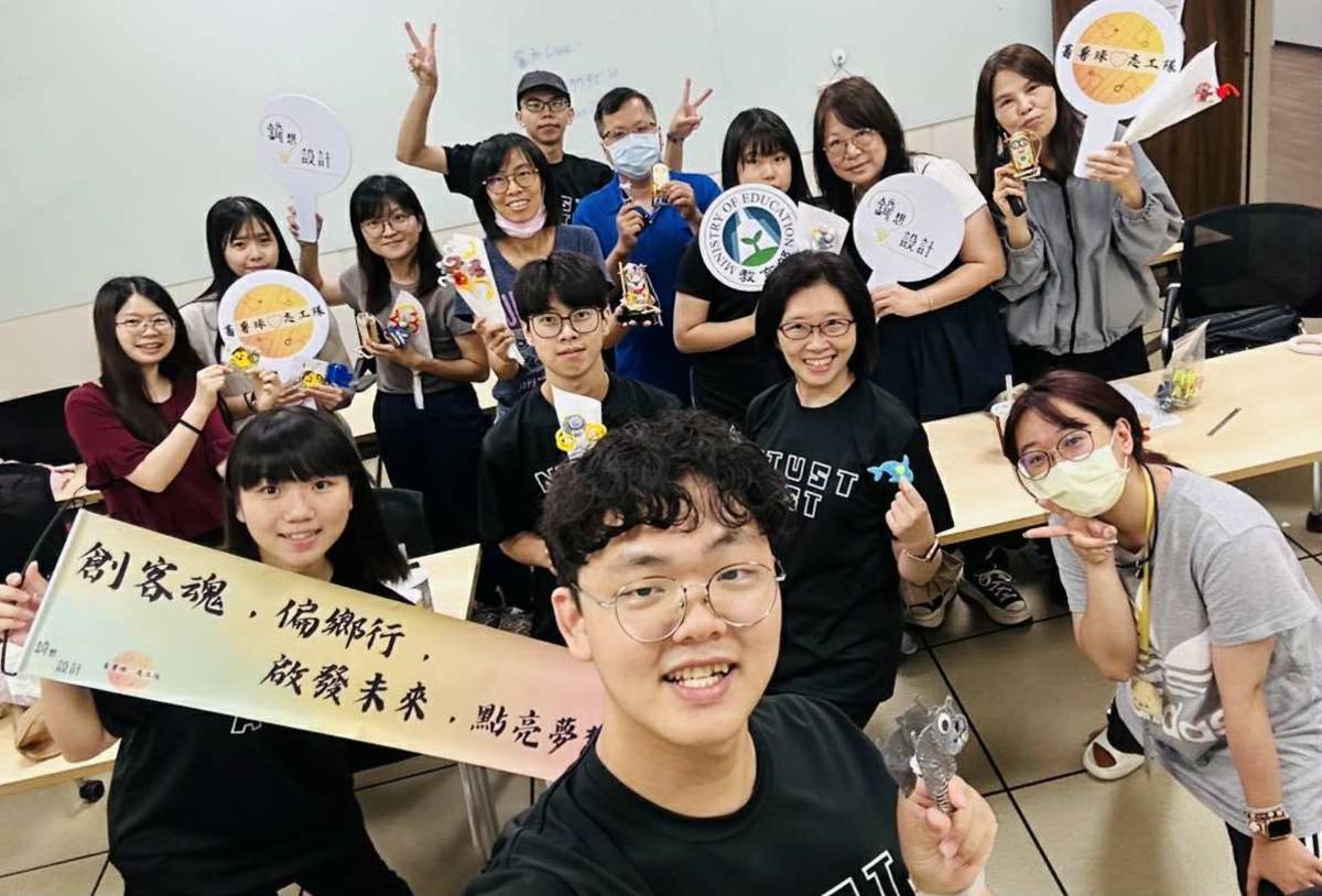 臺科大應用科技學士學位學程助理教授胡家紋通過教學實踐計畫兩年期。帶領臺科大「創客偏鄉」技優團隊，與高中職教師對接啟動教學實踐研究。(臺科大提供)