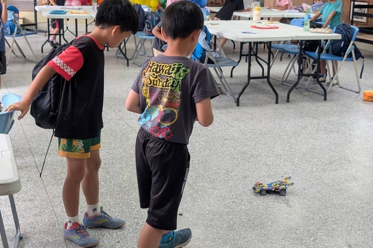 崇德國小學童在營隊中遊戲