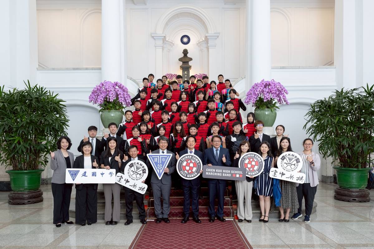 賴清德總統為建中樂旗聯隊授旗，與同學們合影。(取自總統府flickr)