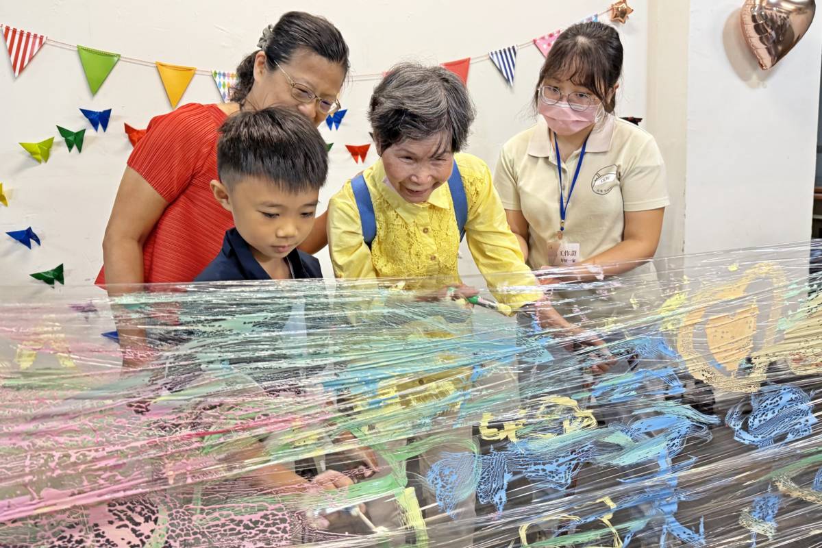 展覽開幕的跨世代繪畫共創活動，長者和小朋友一起創作。(圖:弘光科大提供）