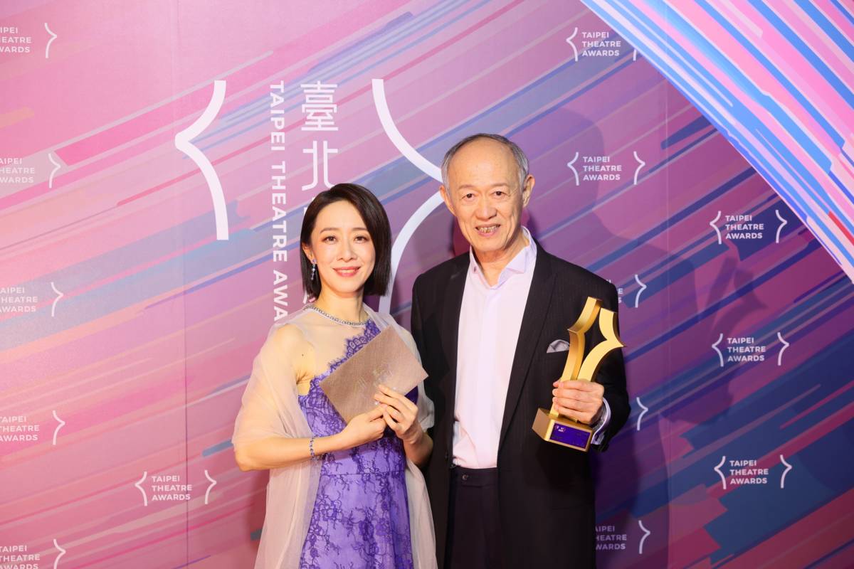 (右起)最佳戲劇類男演員獎由金士傑以果陀劇場《最後14堂星期二的課》得獎；最佳戲劇類女演員獎由鄭尹真以窮劇場《暗夜．腹語．鬼托邦》勝出