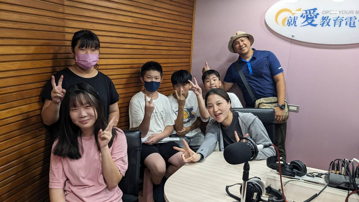 小小導覽員們寫下大字報，在麥克風前介紹知本森林遊樂區