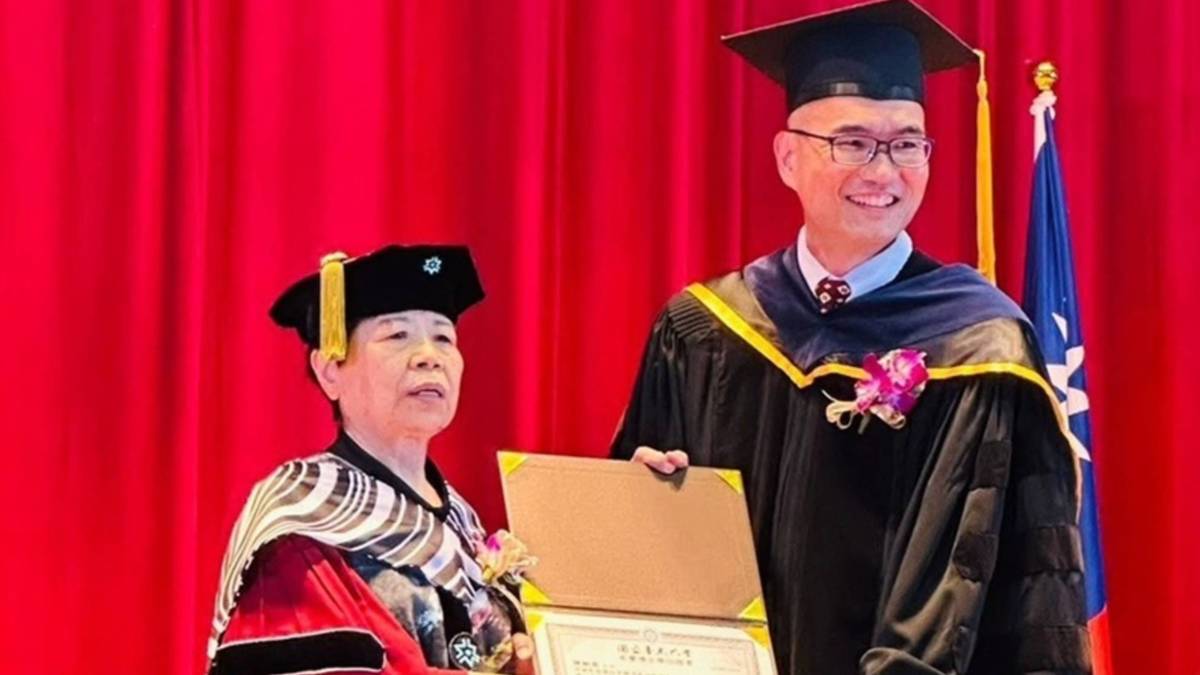 臺東大學校長鄭憲宗(右)頒授陳樹菊(左)名譽博士學位