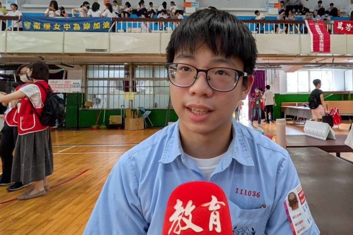 學生黃柏寓參加學校「全球金融戰略王」社團，學習金融知識，了解投資理財