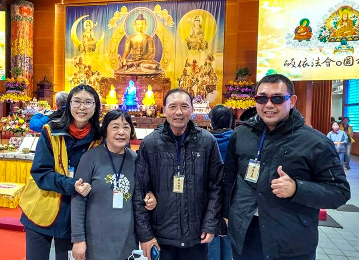 許清閔先生(右一)與父母一同參與活動