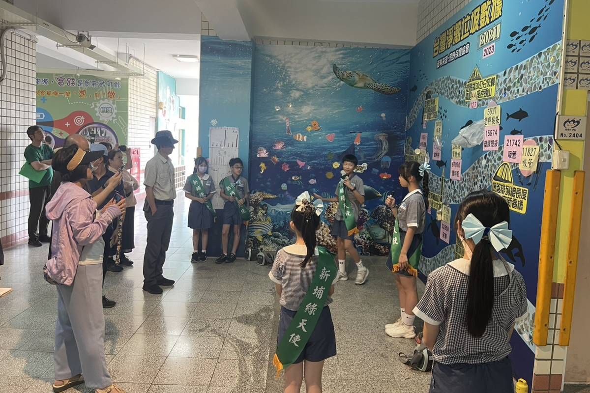 桃園新埔國小致力環境教育，學校ECO團隊解說減塑牆