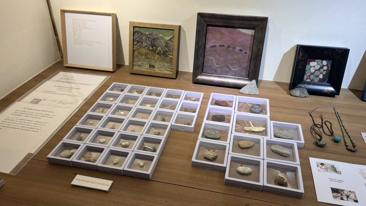 鹿向夷帶回海拔4700公尺的石塊展出(圖片來源：鹿向夷提供)