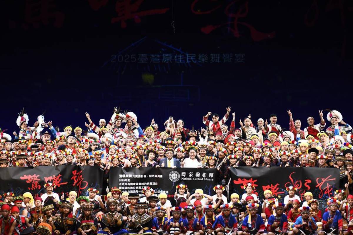 國圖館長王涵青參與《2025驚嘆樂舞-臺灣原住民樂舞饗宴》活動合影