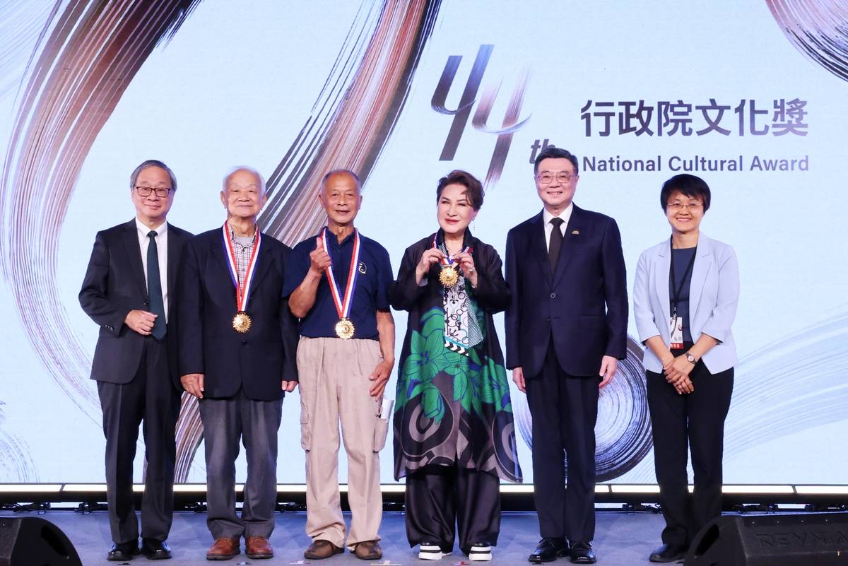 第44屆行政院文化獎 3人獲頒文化獎章