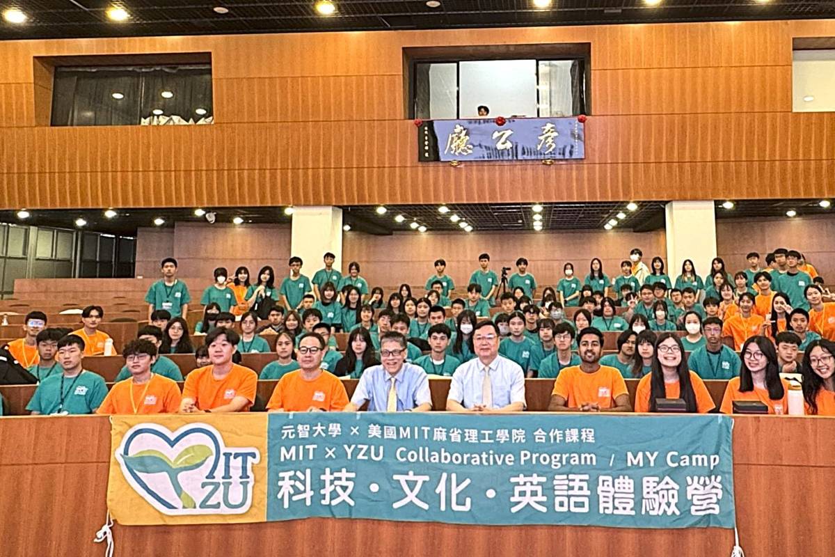 「科技•文化•英語體驗營」高中組開幕式團體照 (元智大學提供)