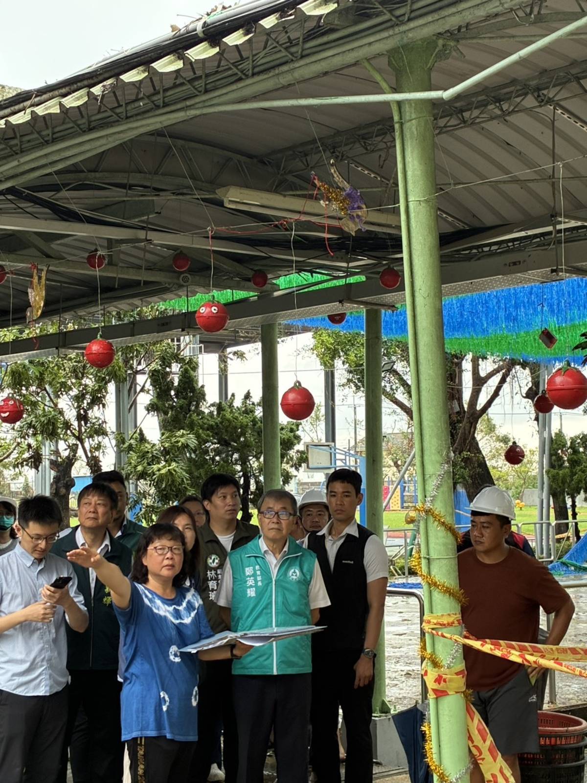 教育部鄭英耀部長視察臺南市鹽水國中、鹽水國小及竹埔國小災情及復原進度。(教育部提供)