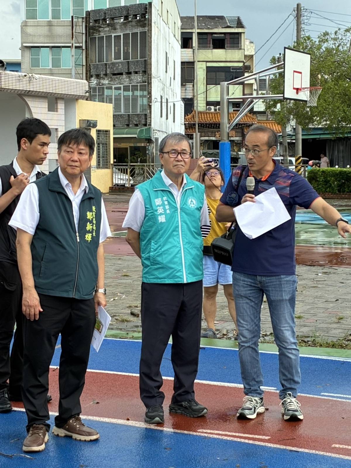 教育部鄭英耀部長視察臺南市鹽水國中、鹽水國小及竹埔國小災情及復原進度。(教育部提供)