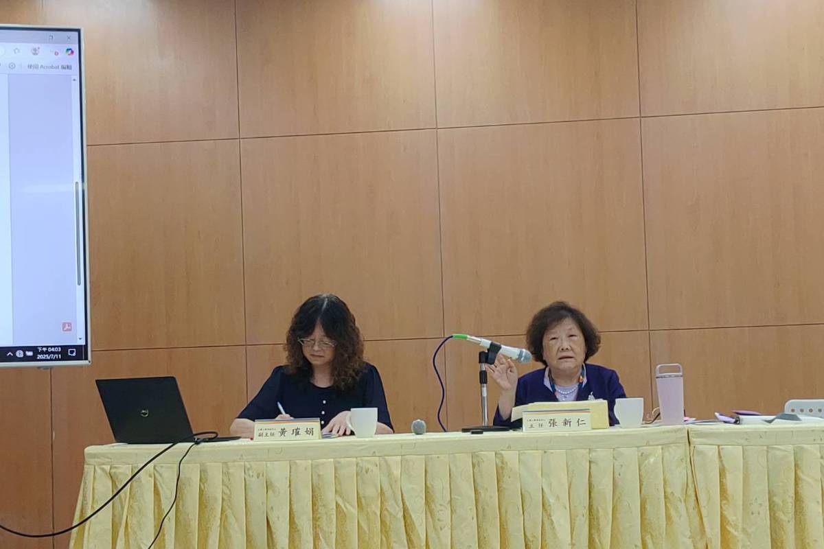 大考中心主任張新仁(右)11號對於媒體詢問，再度表示，不管考生是集體報名還是個別報名，整個制度都設了檢核點
