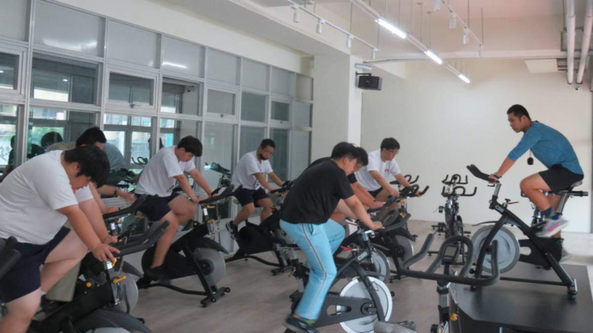 112學年度「健康體位績優學校遴選」-B組-優良-國立臺南第一高級中學-體重控制班飛輪運動 

國立臺南第一高級中學在112學年度榮獲健康體位績優學校遴選B組的優良。學校設有健康促進委員會與體育委員會，訂定具體推動策略，致力於學生健康體位與身心發展。在飲食教育方面，因應外食普遍，辦理營養講座與衛教宣導，強化學生健康飲食觀念。運動面向則鼓勵學生善用本部與第二校區之多元體育設施，並舉辦班際競賽，提升學生運動參與度。此外，學校更將課程整合生命教育、戶外與跨領域學習，並搭配友善校園週，以多元措施推動健康促進，全面落實健康校園的觀念！

採訪：國立臺南第一高級中學廖財固校長、施明吉衛生組長、劉乃瑛護理師
