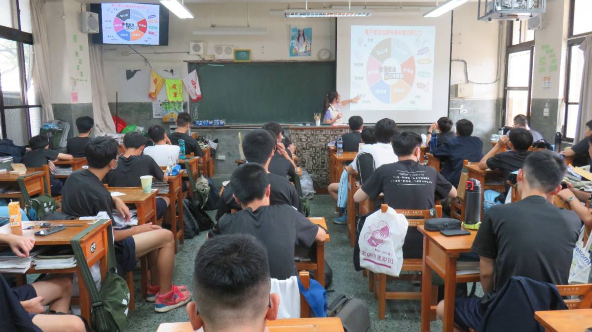 112學年度「健康體位績優學校遴選」-B組-優良-國立臺南第一高級中學-衛生所入班進行健康促進宣導 