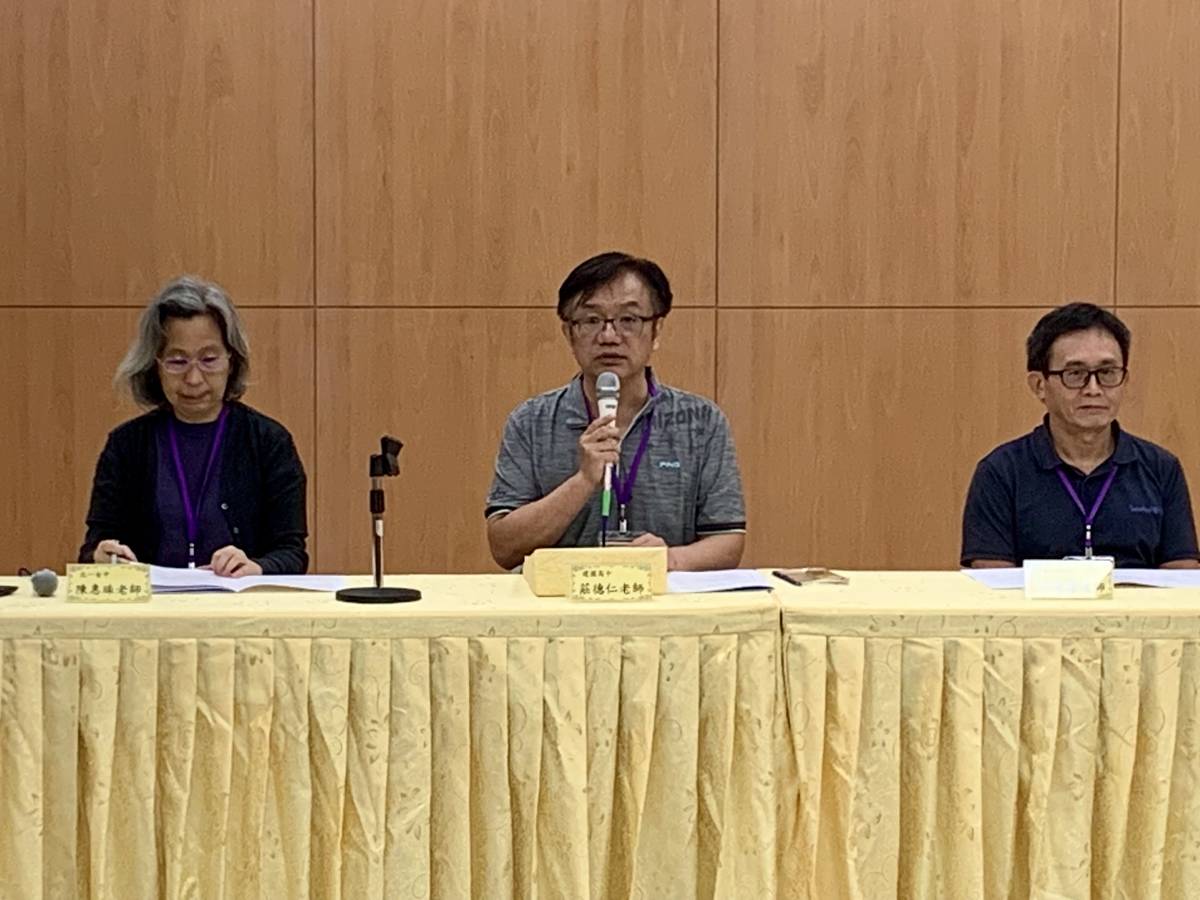 臺北市高中歷史科教師群，左起北一女中陳惠珠老師、建國中學莊德仁老師、中山女高邱永春老師 (記者攝)