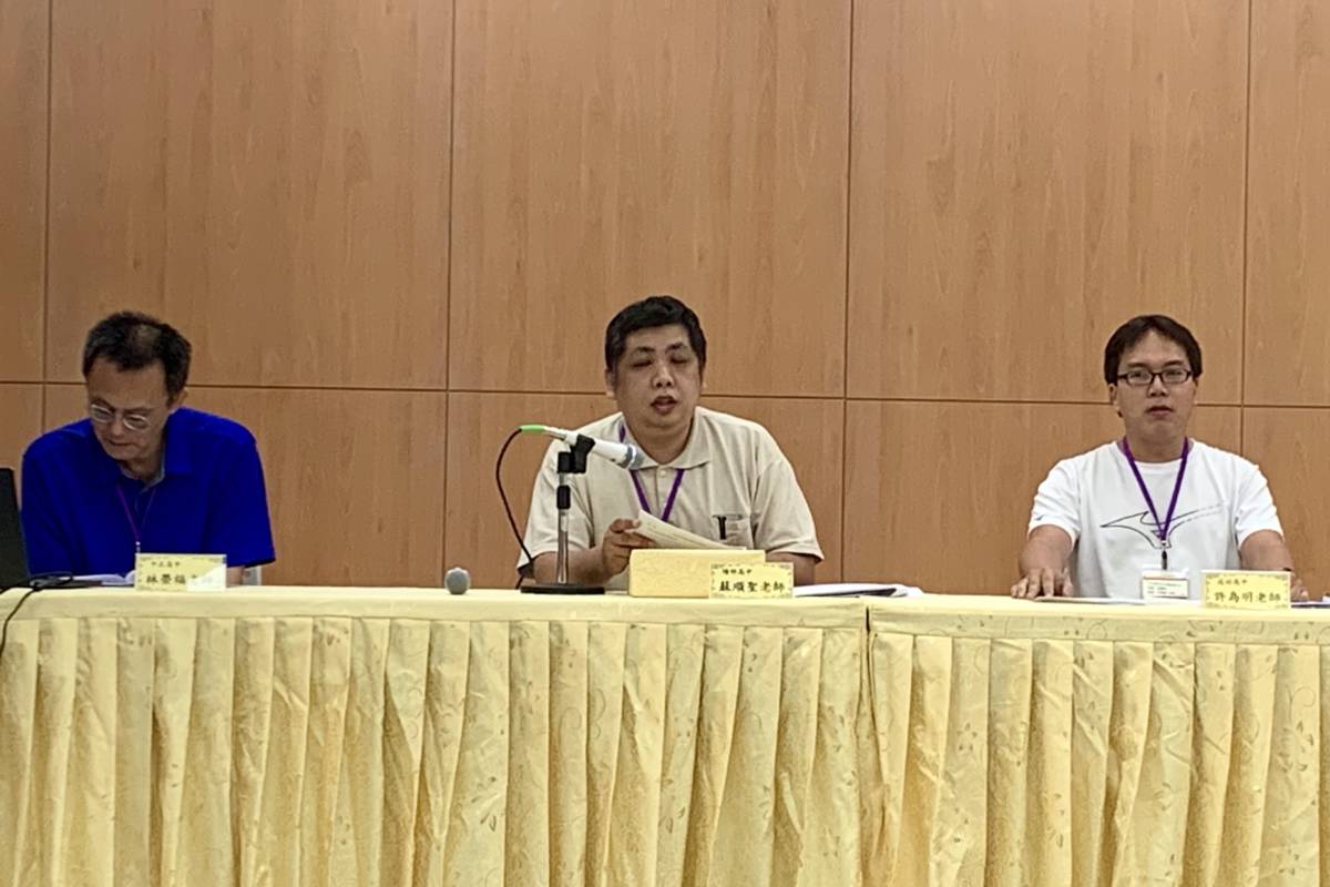 臺北市高中數學科教師群，左起中正高中林榮福老師、陽明高中蘇順聖老師、成功高中許為明老師 (記者攝)