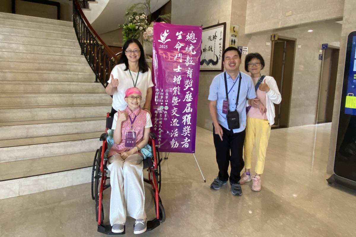 張晏晟、彭宥彤及其家屬合影