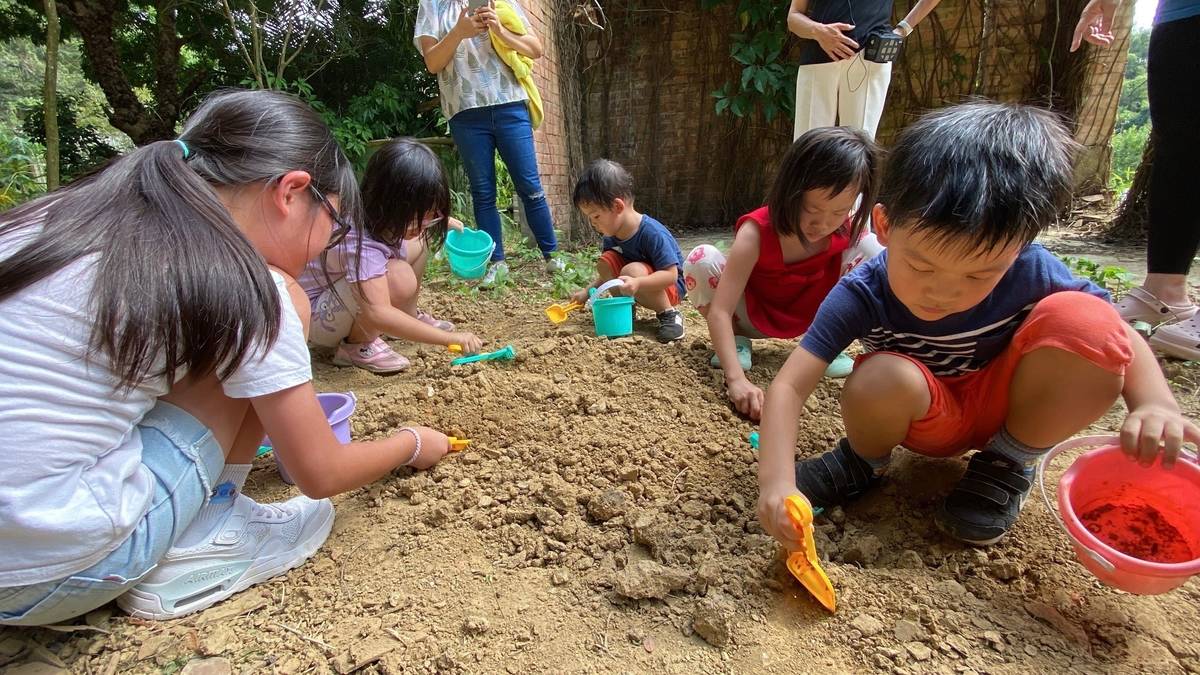 打磚窩文化園區帶孩子挖土製磚