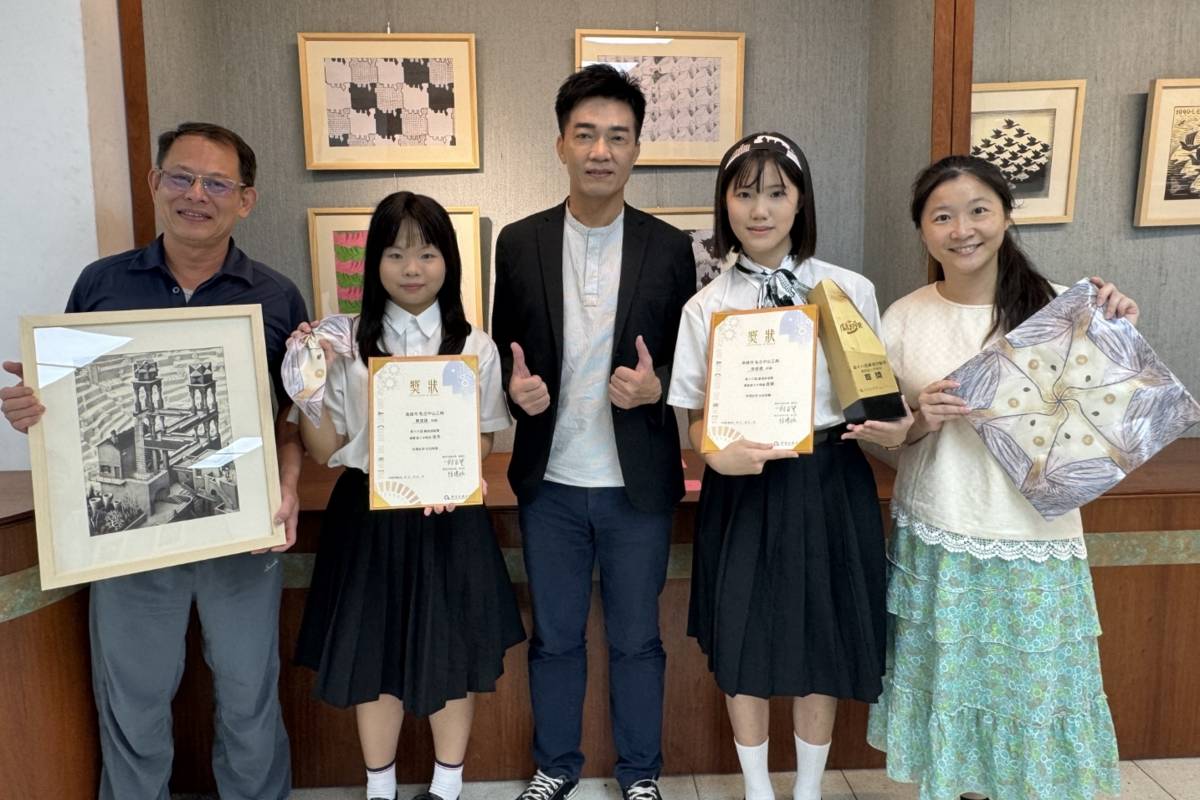 公用-左起方永強老師、陳宣錞同學(佳作)、李昱平校長、孫慈憶同學(首獎)、江沛航老師
