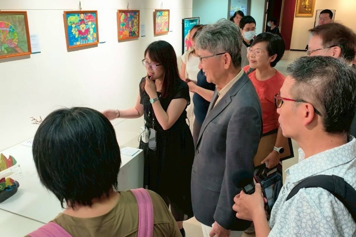 策展人謝佩君職能治療師為來賓導覽作品

