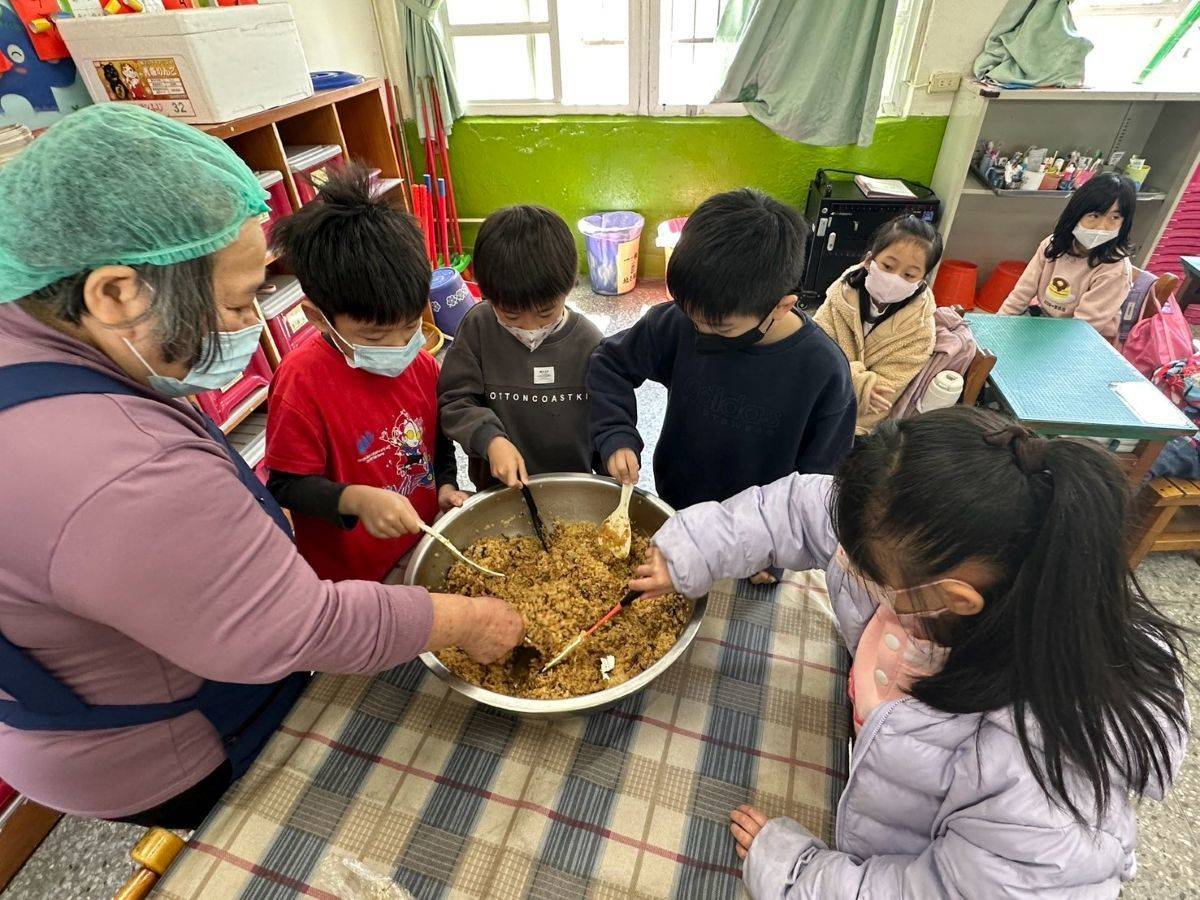 龍岡國小學生在社區長者指導下，製作客家傳統鹹米糕，向舊校區道別

