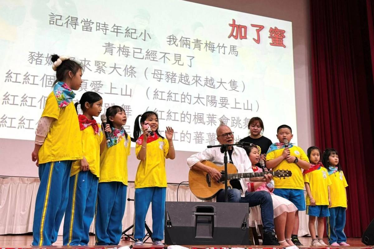 龍岡國小客家藝文社學生與歌手陳永淘合唱客家歌謠，向舊校區道別