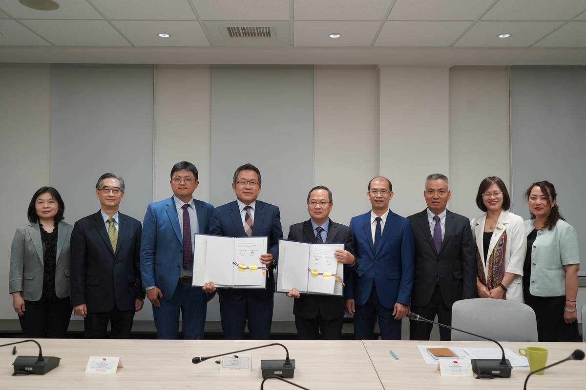 教育部林伯樵主任秘書（左三）、駐越南臺北經濟文化辦事處劉世忠大使（左四）、駐臺北越南經濟文化辦事處潘喬鍾代表（右五）及雙方見證人員合照