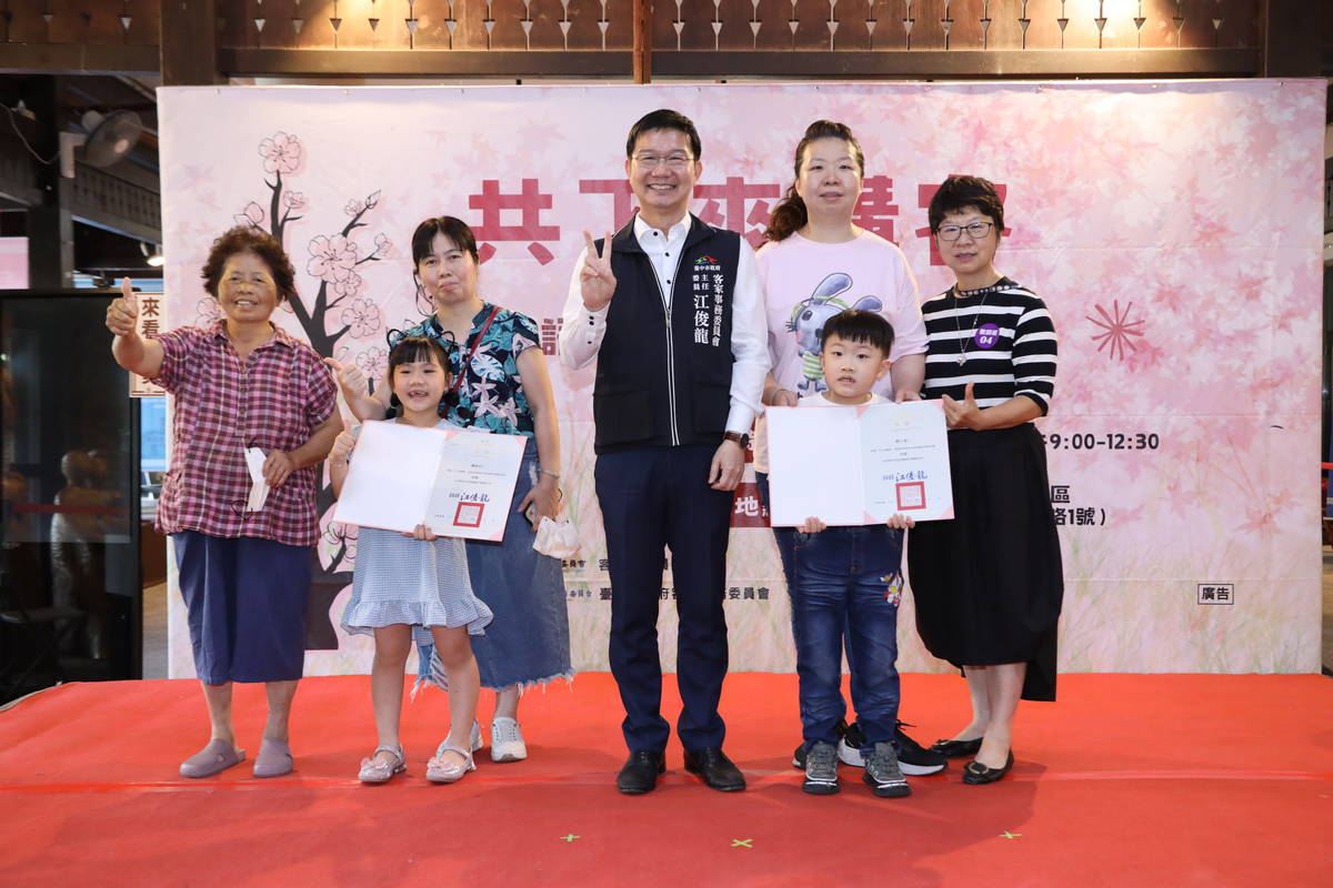 （右方學童）鄧立甫獲得幼兒園學童組特優（圖源：臺中市客委會）