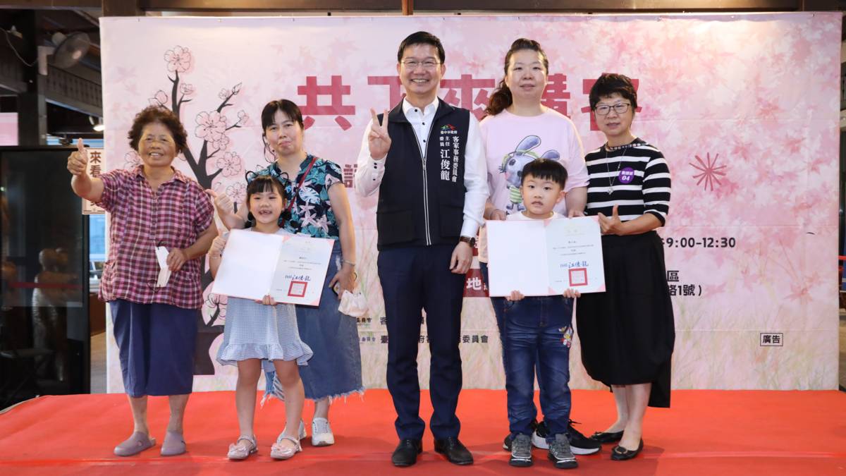 （右方學童）鄧立甫獲得幼兒園學童組特優（圖源：臺中市客委會）