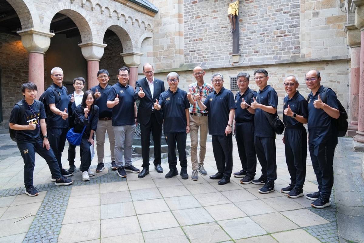 教育部鄭英耀部長（右7）率世大運代表團成員至埃森大教堂祈福，由教堂副主教Klaus Pfeffer（左7）親自接待。(體育署提供)