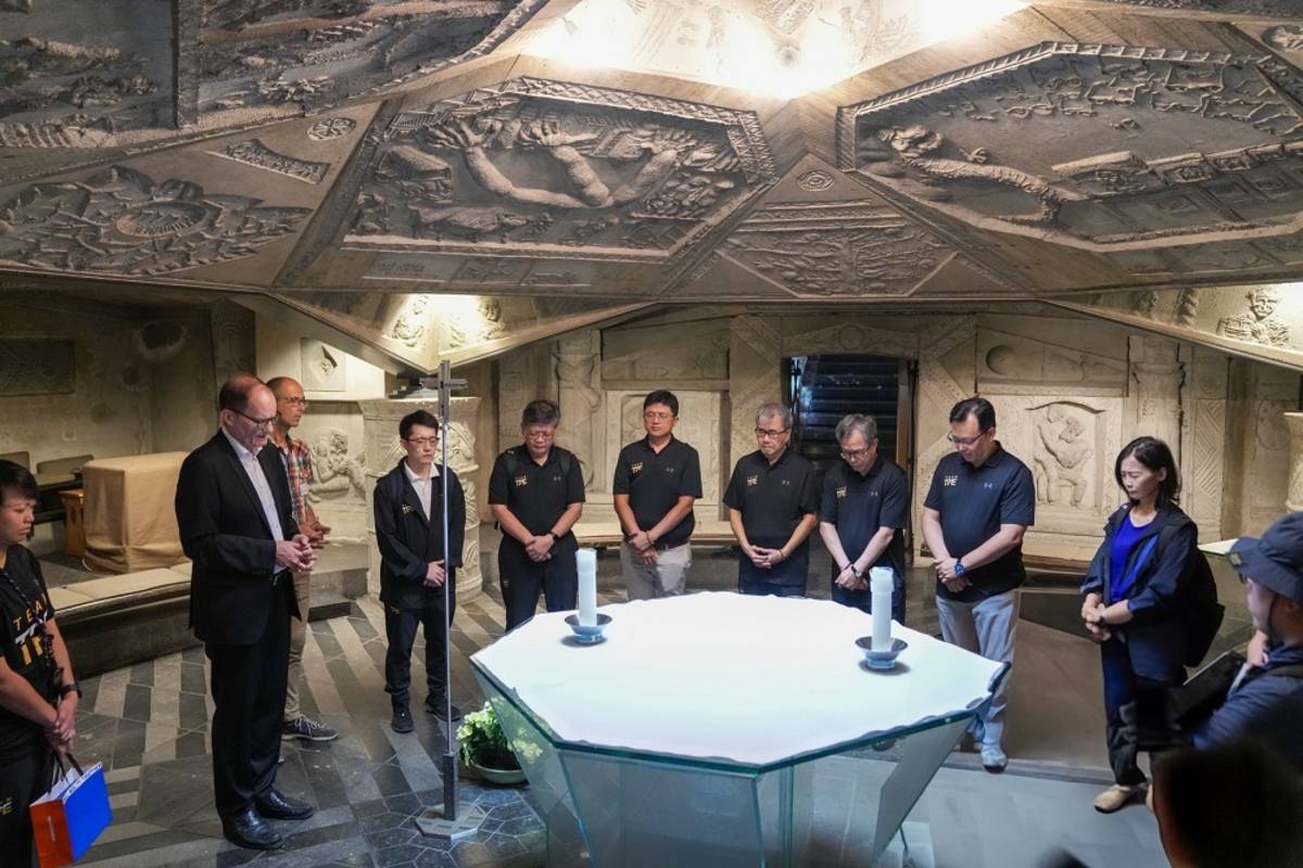 教育部鄭英耀部長（右4）、駐德國代表處謝志偉大使（右3）、教育部體育署鄭世忠署長（右2）在埃森大教堂副主教祝禱文祈福下，為臺灣代表團祈福。(體育署提供)