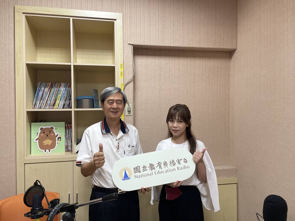 本集節目中邀請游佩雯（右）資深藥師來跟我們聊聊用藥安全