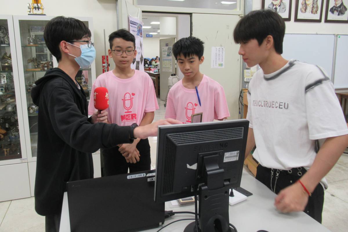 國立清華大學教務處跨領域科學教育中心透過科學演示教具，讓民眾近距離觀察各種精彩的科學現象，並親手操作實驗裝置，圖為小記者採訪來自斗六高中的解說志工楊博安與林威翰。