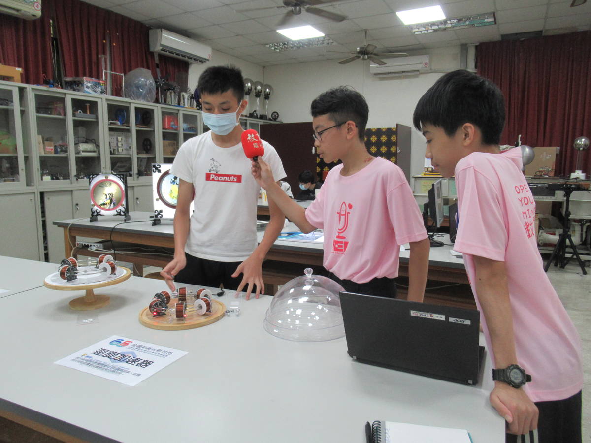 小記者採訪擔任講解志工的竹南高中學生施博鈞