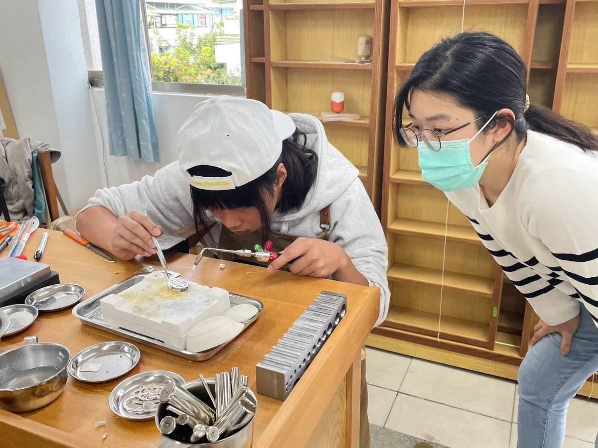 關山工商學生首次挑戰金銀珠寶加工技術檢定平日練習畫面