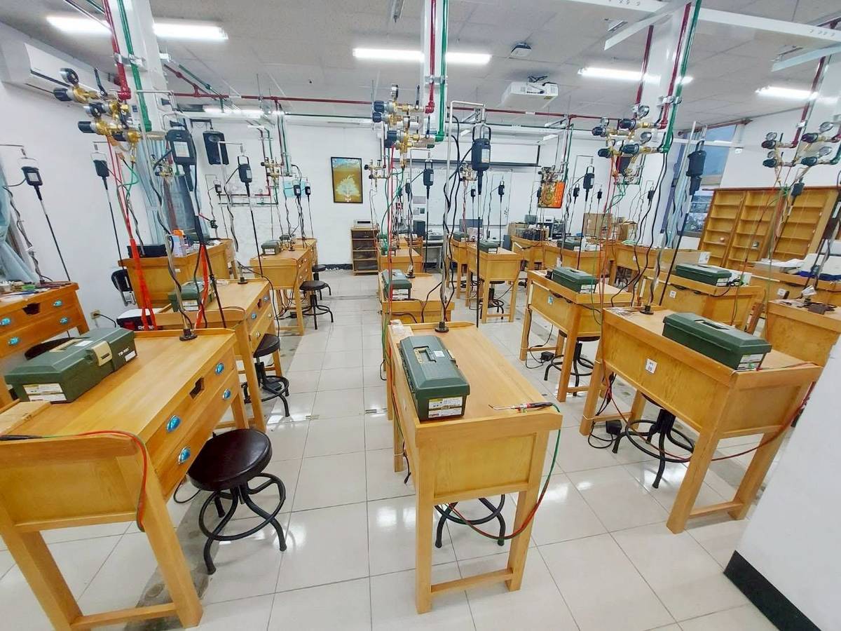 關山工商學生首次挑戰金銀珠寶加工技術檢定平日練習畫面