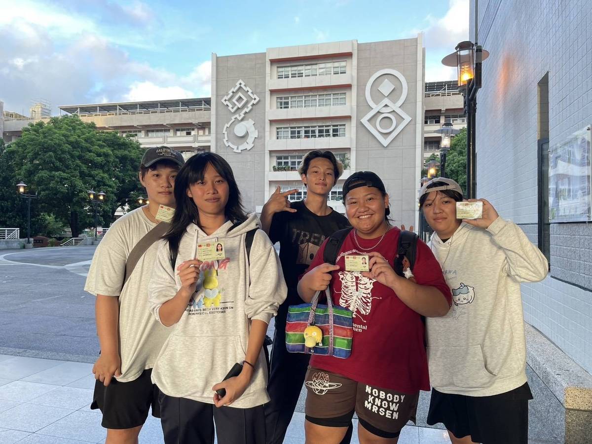 關山工商學生首次挑戰金銀珠寶加工技術檢定平日練習畫面